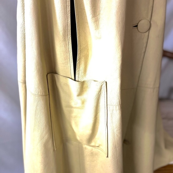 VINTAGE CREAM LEATHER CAPE - Picture 6 of 13